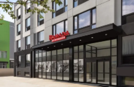Ramada by Wyndham Brooklyn Empire Blvd Hotel berhampiran Taman Botani Brooklyn
