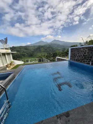 Teras Luhur Villa & Cafe dengan Pemandangan Gunung dan Pesawahan Hotel a North Sumedang