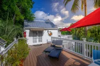 Seascape Tropical Inn - Inns