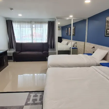 Poonsuk Place Hotel Отели рядом с достопримечательностью «Храм Ват Пхо»