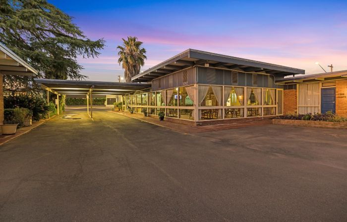 Plainsman Motel