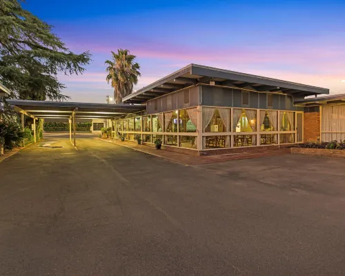 Plainsman Motel Hotels in Forbes