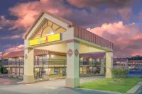 Super 8 by Wyndham Tulsa Hotels in Sapulpa