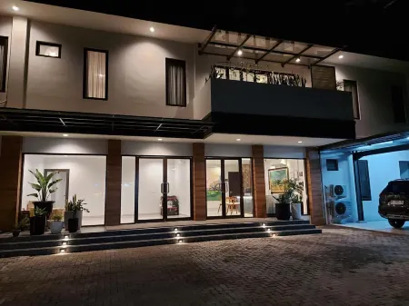 Atap Biru Residence Отели рядом с достопримечательностью «Tugu Muda»