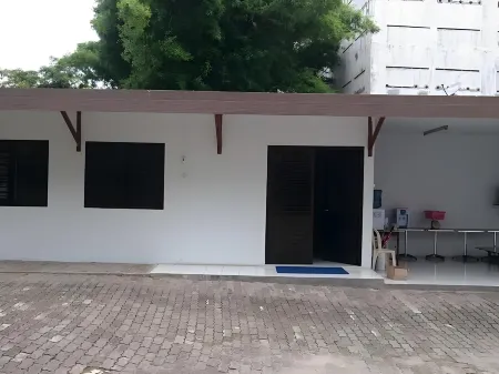 Penginapan Surya Отели рядом с достопримечательностью «GOR Flamengo»