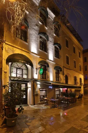 Impera Hotel Отели рядом с достопримечательностью «Библиотека Ахмеда III»