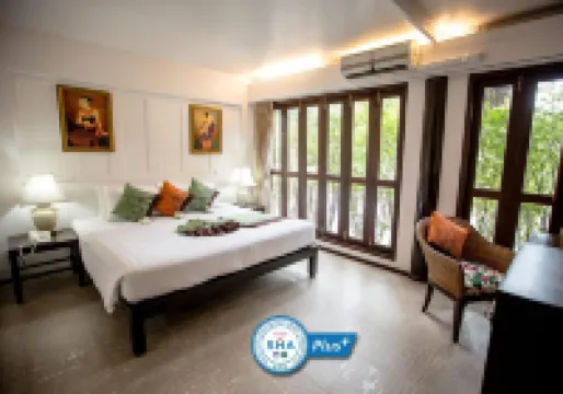 บ้านอัมพวา รีสอร์ท แอนด์ สปา