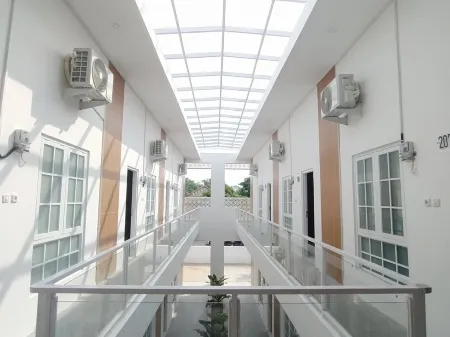 Urbanview Hotel Nimara Ngawi by RedDoorz Отели в г. Ngawi Regency