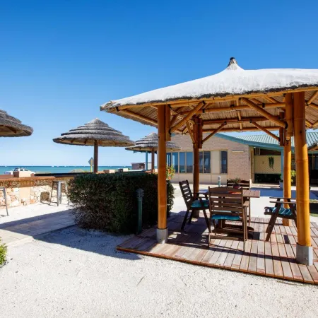 Shark Bay Seafront Apartments Отели в г. Денем