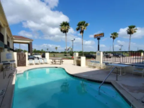 Deluxe Inn and Suites Hotels in Willacy County