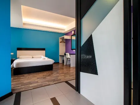 E Hotel Отели в г. Belimbing