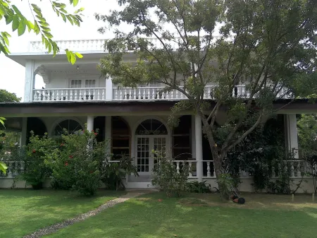 Villa d'Enghien Отели рядом с достопримечательностью «Остров Крокодил»