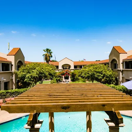 Vineyard Court Designer Suites Hotel