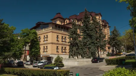 Бристоль Отели рядом с достопримечательностью «Памятник Остапу Бендеру»