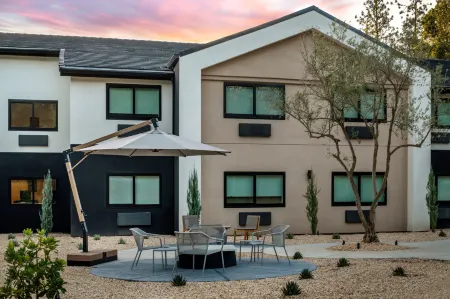 The Inelle, Oakhurst Yosemite, a Tribute Portfolio Hotel Отели рядом с достопримечательностью «Joe's Sew & Vac»