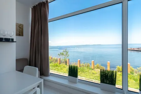 VVO Apartments (ВВО Апартаменты) Отели рядом с достопримечательностью «выстрелка о времени»