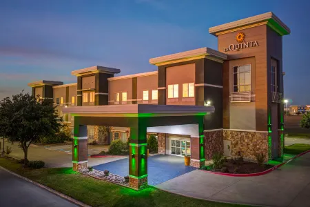 La Quinta Inn & Suites by Wyndham Ft. Worth - Forest Hill TX