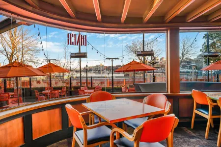 Days Inn by Wyndham Victoria on the Harbour Отели рядом с достопримечательностью «Art Gallery of Greater Victoria»