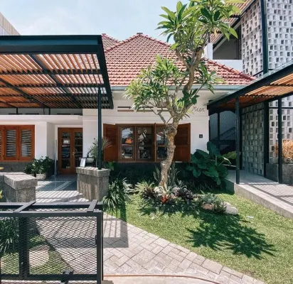 De Mier Guest House Surabaya - parking