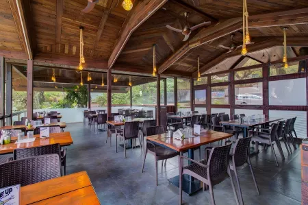 Rainforest Villa Отели в г. Панчгани