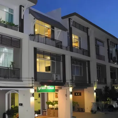 Green House Phuket Отели рядом с достопримечательностью «Ват Си Сунтхон»