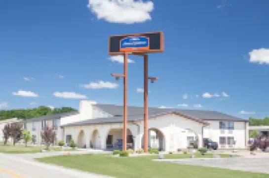 Howard Johnson by Wyndham Appleton Hotels in Appleton