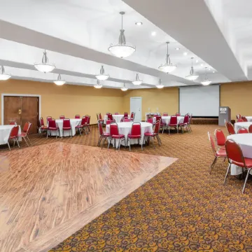 Days Inn & Suites by Wyndham Clovis