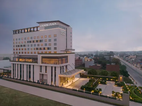 Lucknow Hotels in Chak Kajehra