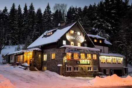 Horský Hotel Dobrá Chata Отели в г. Вимперк