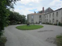 Le Manoir "Aux Douves" - Aamiaismajoitus