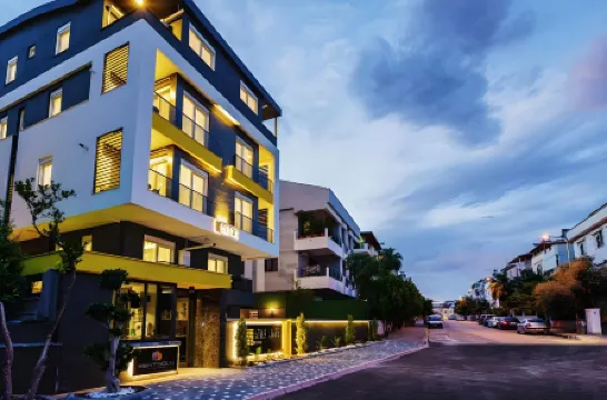 Stile Suite Family Hotel Отели рядом с достопримечательностью «Пляж Коньяалты»