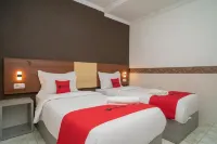 RedDoorz Syariah Near Kota Cinema Mall Jatiasih Hotel a Jatiasih