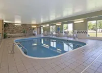 Quality Inn & Suites - Swimmingpools