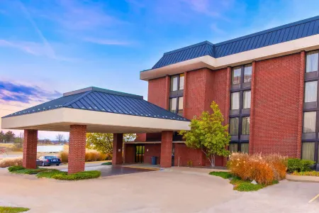 Heritage Inn & Suites St Louis Fenton, Trademark by Wyndham Отели в г. Хай Ридж Тауншип