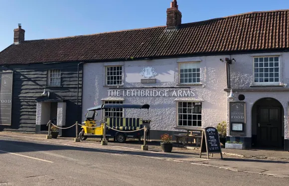 萊斯布里奇阿姆斯旅館