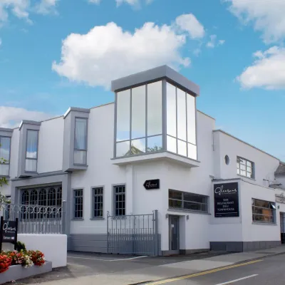 Gleesons Townhouse Booterstown Hotel dekat Stasiun Kereta Luas Stop Central Park