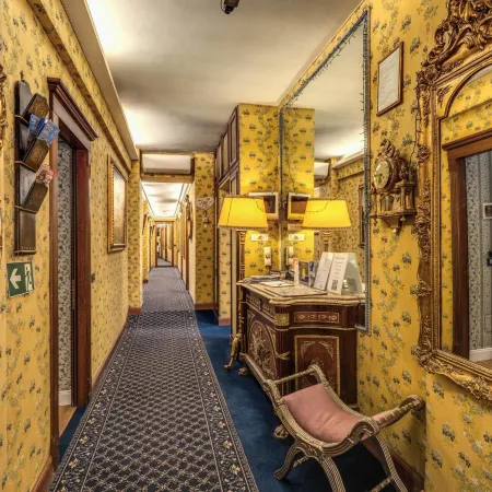 Residenza Ave Roma Отели рядом с достопримечательностью «Мост Сант Анджело»