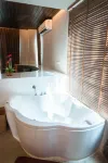 Mantra Varee Hotel - Bathtub