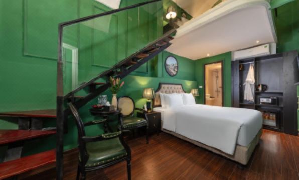 Madelise Adora Hotel & Travel