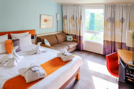 Novotel Marseille Est Porte d'Aubagne Отели рядом с достопримечательностью «Eglise Sainte-Rita de Marseille»