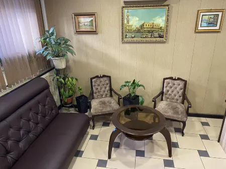 Центр Отели рядом с достопримечательностью «Храм Иконы Казанской Божией Матери»