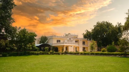 Priyanka Resort,Khajuraho Отели рядом с достопримечательностью «Кандарья-Махадева»