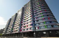 烏拉爾斯基貝利加公寓飯店 腳踏車發明者葉菲姆.阿爾塔莫諾夫雕像附近的飯店