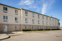 Howard Johnson by Wyndham Lemoore - parking
