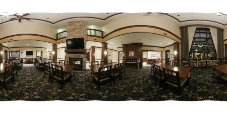 Staybridge Suites Milwaukee West-Oconomowoc by IHG Отели в г. Делафилд