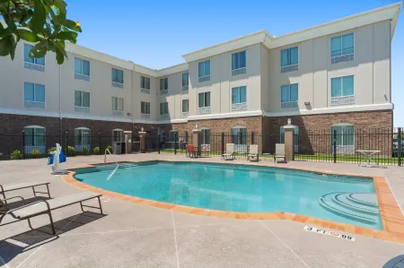 Holiday Inn Express & Suites Houston NW - Tomball Area Отели в г. Томбал