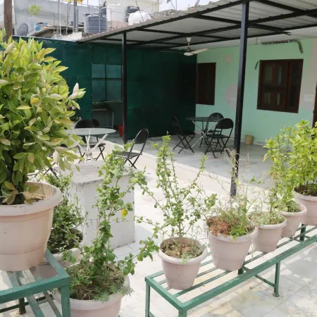Shanti Residency Отели рядом с достопримечательностью «Университет Джавахарлала Неру»
