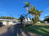 Beachmere Palms Motel - parking