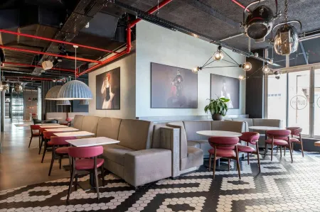 Radisson Red Hotel, Brussels Отели рядом с достопримечательностью «Парк Тенбош»