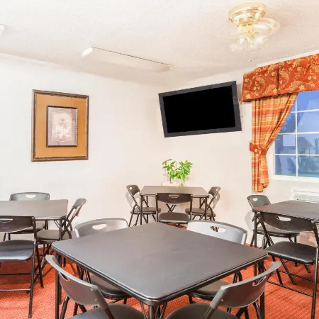 Super 8 by Wyndham Visalia